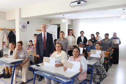 Muratlı Kaymakamlığı Sosyal Yardımlaşma Merkezi (SODAM) 2025 Yılı Kursiyerleri Sertifikalarını Aldı